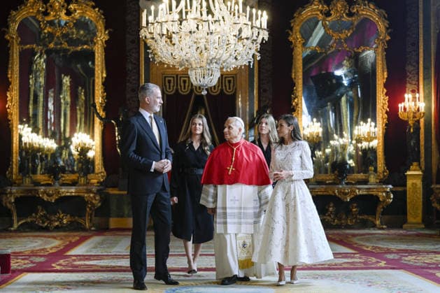 Pope Leo XIV Visit Spain - The Royal Palace Pope Leo XIV is received by king Felipe VI, queen Letizia, princess Leonor and princess Sofia at the Royal Palace during his Apostolic Journey to Spain on June 06, 2026 in Madrid, Spain. This fourth papal international trip will see Leo XIV travel 2,500 kilometers, stopping in Madrid, Barcelona, and the Canary Islands. Photo by (EV) Simone Risoluti Vatican Media ABACAPRESS.COM Madrid Spain  Copyright: xABACAx