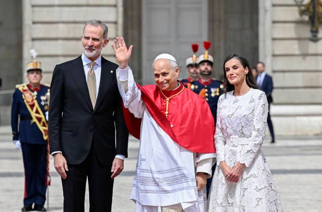 The Royal House receives Pope Leo XIV at the Royal Palace in Madrid King Felipe VI and Queen Letizia attend the ceremony welcoming Pope Leo XIV at the Royal Palace, June 6, 2026, in Madrid Spain The reception brings together the highest authorities of the State and the Catholic Church in Spain and marks the official start of the pontiffs agenda in the country attend the ceremony welcoming Pope Leo XIV at the Royal Palace, June 6, 2026, in Madrid Spain The reception brings together the highest authorities of the State and the Catholic Church in Spain and marks the official start of the pontiffs agenda in the country 06 JUNE 2026 PAPAL VISIT Madrid Madrid Spain  Copyright: xAlbertoxOrtegax 7576355
