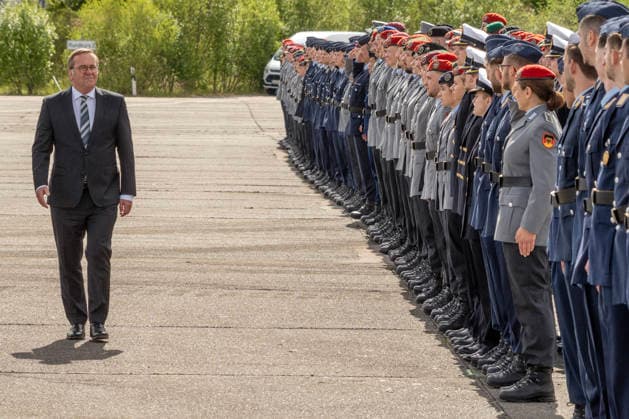 Bundesverteidigungsminister Boris Pistorius, SPD, beim Beförderungsappell für Offiziersanwärter, Tag der Bundeswehr auf dem Campus der Universität der Bundeswehr, Neubiberg bei München, 6. Juni 2026 Deutschland, Neubiberg bei München, 6. Juni 2026, Bundesverteidigungsminister Boris Pistorius, SPD, beim Beförderungsappell für Offiziersanwärter, schreitet die Reihe der Soldaten ab, Tag der Bundeswehr auf dem Campus der Universität der Bundeswehr, Bayern, *** Federal Minister of Defense Boris Pistorius, SPD, at the promotion roll call for officer candidates, Day of the Bundeswehr on the campus of the University of the Bundeswehr, Neubiberg near Munich, June 6, 2026 Germany, Neubiberg near Munich, June 6, 2026, Federal Minister of De