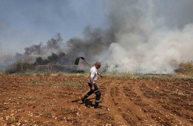 Israeli settlers set fire to Palestinians agricultural fields in the West Bank NABLUS, WEST BANK, PALESTINE - JUNE 06: Palestinians attempt to extinguish the fire using their own means after Israeli settlers set fire to agricultural fields belonging to Palestinians in the town of Huwara, near Nablus, West Bank, Palestine on June 06, 2026. Nedal Eshtayah Anadolu Nablus West Bank. Editorial use only. Please get in touch for any other usage.  Copyright: x2026xAnadoluxNedalxEshtayahx