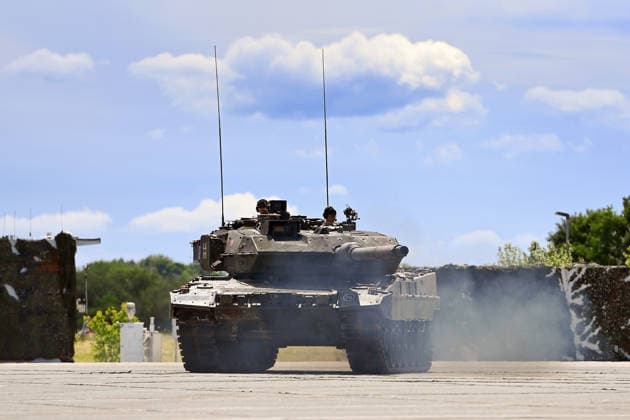 Live Demonstration Dynamic Display Kampfpanzer KNDS Leopard 2A7V inklusiv Ueberrollen eines Fahrzeugs. Tag der Bundeswehr 2026 am 06.06.2023 an der Universitaet der Bundeswehr in Neubiberg. *** Live demonstration Dynamic Display main battle tank KNDS Leopard 2A7V including rollover of a vehicle Day of the Bundeswehr 2026 on 06 06 2023 at the University of the Bundeswehr in Neubiberg