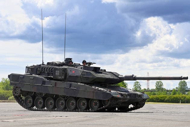 Live Demonstration Dynamic Display Kampfpanzer KNDS Leopard 2A7V inklusiv Ueberrollen eines Fahrzeugs. Tag der Bundeswehr 2026 am 06.06.2023 an der Universitaet der Bundeswehr in Neubiberg. *** Live demonstration Dynamic Display main battle tank KNDS Leopard 2A7V including rollover of a vehicle Day of the Bundeswehr 2026 on 06 06 2023 at the University of the Bundeswehr in Neubiberg