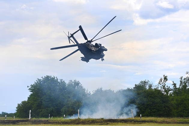 Live Demonstration Dinamic DISPLAY H145 CH53. Spezialeinsatzkraefte,Eliteeinheit im Einsatz. Bergung einer verletzten Person. Der Sikorsky CH-53 Sea Stallion ist ein mittelschwerer Transporthubschrauber, der zur Befoerderung von Personen oder Material dient und von der Sikorsky Aircraft Corporation hergestellt wird. Tag der Bundeswehr 2026 am 06.06.2023 an der Universitaet der Bundeswehr in Neubiberg. *** Live demonstration Dinamic DISPLAY H145 CH53 Special operations forces, elite unit in action Rescue of an injured person The Sikorsky CH 53 Sea Stallion is a medium-weight transport helicopter used to transport people or material and is manufactured by the Sikorsky Aircraft Corporation Bundeswehr Day 2026 on 06 06 2023 at the Universit