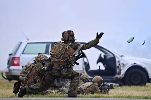 Live Demonstration Dynamic DISPLAY H145 CH53. Spezialeinsatzkraefte,Eliteeinheit im Einsatz. Elitesoldaten.Soldaten.Gefecht,Rauchbombe. Tag der Bundeswehr 2026 am 06.06.2023 an der Universitaet der Bundeswehr in Neubiberg. *** Live demonstration Dynamic DISPLAY H145 CH53 special forces,elite unit in action elite soldiers soldiers combat,smoke bomb day of the Bundeswehr 2026 on 06 06 2023 at the University of the Bundeswehr in Neubiberg