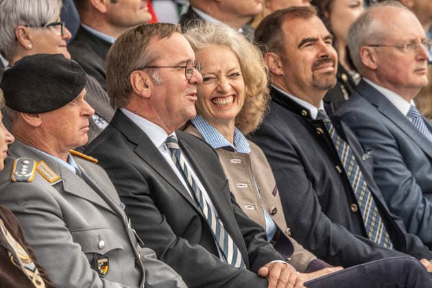 Bundesverteidigungsminister Boris Pistorius, SPD, beim Beförderungsappell für Offiziersanwärter, im Gespräch mit Prof. Eva-Maria Kern, Präsidentin der Bundeswehrhochschule, und Florian Hahn, CSU, Staatsminister beim Bundesminister des Auswärtigen, Deutschland, Neubiberg bei München, 6. Juni 2026, Bundesverteidigungsminister Boris Pistorius, SPD, beim Beförderungsappell für Offiziersanwärter, im Gespräch mit Prof. Eva-Maria Kern, Präsidentin der Universität der Bundeswehr München in Neubiberg, und Oberstleutnant Volker Müller, Chef des Stabes der Universität der Bundeswehr (links), und Florian Hahn (rechts), CSU, Staatsminister beim Bundesminister des Auswärtigen, Tag der Bundeswehr auf dem Campus der Universität der Bund
