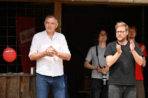 Jan van Aken beim Sommerfest der Linken in Göttingen 06.06.2026, Niedersachsen, Göttingen: Jan van Aken (l), Parteivorsitzender der Linken, und Stefan Goes, Oberbürgermeisterkandidat der Partei für Göttingen, stehen beim Sommerfest der Linken. Göttingen Niedersachsen Deutschland *** Jan van Aken at the Left Partys summer party in Göttingen 06 06 2026, Lower Saxony, Göttingen Jan van Aken l , party chairman of the Left Party, and Stefan Goes, the partys candidate for mayor of Göttingen, stand at the Left Partys summer party in Göttingen Lower Saxony Germany