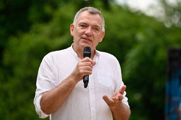Jan van Aken beim Sommerfest der Linken in Göttingen 06.06.2026, Niedersachsen, Göttingen: Jan van Aken, Parteivorsitzender der Linken, spricht beim Sommerfest der Partei Die Linke in Göttingen. Göttingen Niedersachsen Deutschland *** Jan van Aken at the Left Partys summer party in Göttingen 06 06 2026, Lower Saxony, Göttingen Jan van Aken, Chairman of the Left Party, speaks at the Left Partys summer party in Göttingen Göttingen Lower Saxony Germany