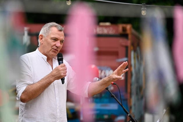 Jan van Aken beim Sommerfest der Linken in Göttingen 06.06.2026, Niedersachsen, Göttingen: Jan van Aken, Parteivorsitzender der Linken, spricht beim Sommerfest der Partei Die Linke in Göttingen. Göttingen Niedersachsen Deutschland *** Jan van Aken at the Left Partys summer party in Göttingen 06 06 2026, Lower Saxony, Göttingen Jan van Aken, Chairman of the Left Party, speaks at the Left Partys summer party in Göttingen Göttingen Lower Saxony Germany