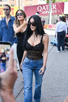 IPA85394981 - Monte Carlo, Formula 1 Monaco Grand Prix - Celebrities watch practice on Saturday Pictured: Kim Kardashian and KhloÃ Kardashian  Copyright: xManuelexMangiarottix xManuelexMangiarottix 85394981