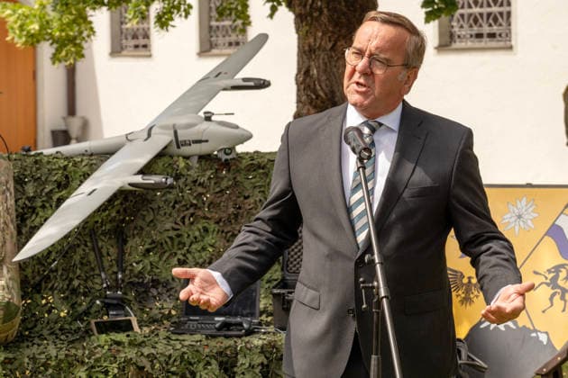 Bundesverteidigungsminister Boris Pistorius, lässt sich eine Dohne vom Typ Falke erklären, bei der Besichtigung der Stationen, Tag der Bundeswehr, Neubiberg bei München, 6. Juni 2026 Deutschland, Neubiberg bei München, 6. Juni 2026, Bundesverteidigungsminister Boris Pistorius, lässt sich eine Dohne vom Typ Falke erklären, bei der Besichtigung der Stationen, Tag der Bundeswehr auf dem Campus der Universität der Bundeswehr, Bayern, *** Federal Minister of Defense Boris Pistorius, has a falcon-type drone explained to him during a tour of the stations, Tag der Bundeswehr, Neubiberg near Munich, June 6, 2026 Germany, Neubiberg near Munich, June 6, 2026, Federal Minister of Defense Boris Pistorius, has a falcon-type drone explained to him