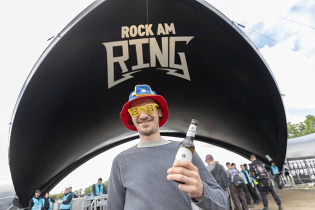 Rock am Ring 2026 - - 06.06.26 Einlasszeit. Das Gelände füllt sich. Gut gelaunte Besucher am Eingensbereich - Zweiter Festivaltag am Samstag, 06.06.2026, bei Rock am Ring 2026 am Nürburgring in der Eifel. Das dreitägige Musikfestival findet vom 5. bis 7. Juni 2026 statt und gehört zu den größten Open-Air-Festivals Deutschlands. Nürburg Nürburgring Rheinland-Pfalz Deutschland *** Rock am Ring 2026 06 06 26 Admission time The grounds are filling up Good-humored visitors at the entrance area Second festival day on Saturday, 06 06 2026, at Rock am Ring 2026 at the Nürburgring in the Eifel The three-day music festival takes place from 5 to 7 June 2026 and is one of the largest open-air festivals in Germany Nürburg Nürburgring Rhineland Copyright: xMarcxJohnx