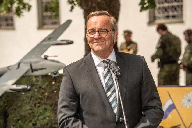 Bundesverteidigungsminister Boris Pistorius, lässt sich eine Dohne vom Typ Falke erklären, bei der Besichtigung der Stationen, Tag der Bundeswehr, Neubiberg bei München, 6. Juni 2026 Deutschland, Neubiberg bei München, 6. Juni 2026, Bundesverteidigungsminister Boris Pistorius, lässt sich eine Dohne vom Typ Falke erklären, bei der Besichtigung der Stationen, Tag der Bundeswehr auf dem Campus der Universität der Bundeswehr, Bayern, *** Federal Minister of Defense Boris Pistorius, has a falcon-type drone explained to him during a tour of the stations, Tag der Bundeswehr, Neubiberg near Munich, June 6, 2026 Germany, Neubiberg near Munich, June 6, 2026, Federal Minister of Defense Boris Pistorius, has a falcon-type drone explained to him