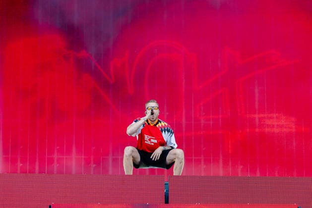 Musikfestival Rock im Park 2026 - FINCH, Nürnberg, 06.06.2026 Rapper Finch auf der Bühne beim Festival Rock im Park. Er trägt ein Trikot von Union Berlin über einem Deutschland-Retrotrikot und hockt vor rotem LED-Hintergrund mit dem Mikrofon an den Lippen. Nürnberg Bayern Deutschland *** Music festival Rock im Park 2026 FINCH, Nuremberg, 06 06 2026 Rapper Finch on stage at the Rock im Park festival He wears a Union Berlin jersey over a Germany retro jersey and squats in front of a red LED background with the microphone to his lips Nuremberg Bavaria Germany 20260606-1V9A0161-M4000