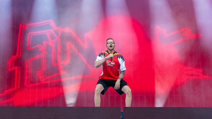 Musikfestival Rock im Park 2026 - FINCH, Nürnberg, 06.06.2026 Rapper Finch beim Liveauftritt auf der Buehne. Der Kuenstler traegt ein Trikot des 1. FC Union Berlin und performt mit Mikrofon vor roter Buehnendekoration und Scheinwerferlicht. Nürnberg Bayern Deutschland *** Music festival Rock im Park 2026 FINCH, Nuremberg, 06 06 2026 Rapper Finch performing live on stage The artist wears a 1 FC Union Berlin jersey and performs with a microphone in front of red stage decorations and spotlights Nuremberg Bavaria Germany 20260606-1V9A0163-M4000