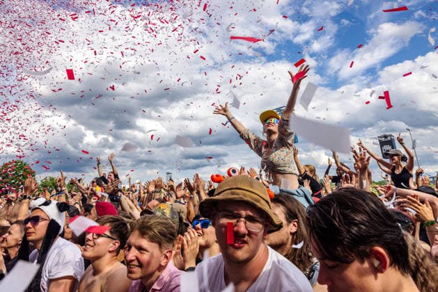 Musikfestival Rock im Park 2026 - FINCH, Nürnberg, 06.06.2026 Jubelnde Festivalbesucher beim Auftritt von Finch. Rot-weißes Konfetti fliegt über die Menge, eine Frau reckt die Arme in die Höhe. Nürnberg Bayern Deutschland *** Music festival Rock im Park 2026 FINCH, Nuremberg, 06 06 2026 Cheering festival visitors at Finchs performance Red and white confetti flies over the crowd, a woman raises her arms in the air Nuremberg Bavaria Germany 20260606-286A8316-M4000