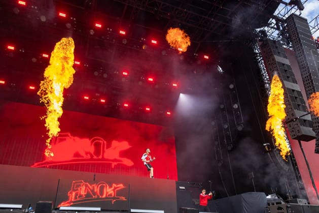 Musikfestival Rock im Park 2026 - FINCH, Nürnberg, 06.06.2026 Rapper Finch performt auf der Hauptbühne mit spektakulaeren Flammeneffekten. Mehrere Feuersaeulen lodern waehrend des Auftritts links und rechts der Buehne auf. Nürnberg Bayern Deutschland *** Music festival Rock im Park 2026 FINCH, Nuremberg, 06 06 2026 Rapper Finch performs on the main stage with spectacular flame effects Several columns of fire blaze to the left and right of the stage during the performance Nuremberg Bavaria Germany 20260606-6V2A7111-M4000