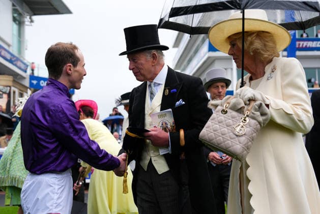 King Charles III And Queen Camilla Attend Derby Day At Epsom Downs Racecourse EPSOM, ENGLAND - JUNE 06: (L-R) Jockey Rowan Scott is presented a cap by King Charles III and Queen Camilla during the Epsom Derby 2026 at Epsom Downs Racecourse on June 06, 2026 in Epsom, England. The King revived a royal tradition of Queen Elizabeth II, by attending the Derby at Epsom Racecourse. Earlier today, the King s nephew Peter Phillips married Harriet Sperling in a ceremony in Kemble, Gloucestershire., Credit:Carl Court PA ROTA - B68 Avalon United Kingdom, England, Epsom, Epsom Downs Racecourse  Copyright: xCarlxCourtx xPAxROTAx-xB68x xAvalonx 1108333895