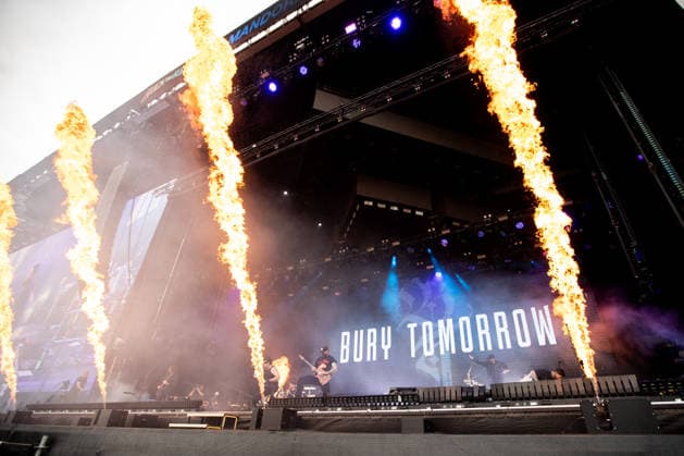 Flammenwerfer während des Auftritts der britischen Metalcore-Band Bury Tomorrow im Rahmen des Festivals Rock am Ring 2026 am Nürburgring. Nürburg Rock am Ring Rheinland-Pfalz Germany *** Flamethrower during the performance of the British metalcore band Bury Tomorrow as part of the Rock am Ring 2026 festival at the Nürburgring Nürburg Rock am Ring Rheinland Pfalz Germany