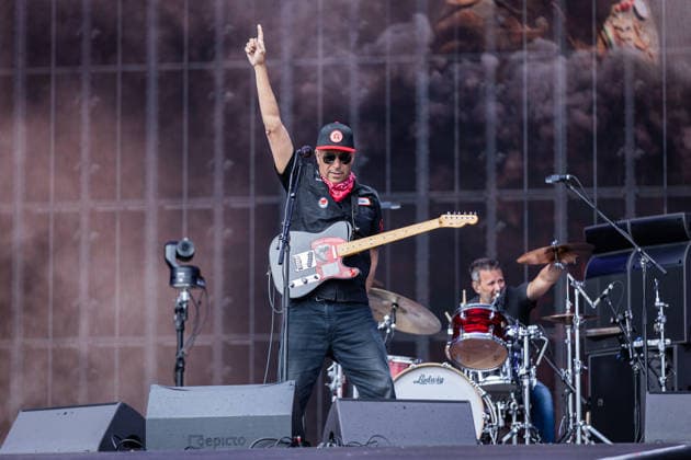 Rock am Ring 2026, Tag 2, 6.6.2026 Der ehemalige Rage Against The Machine-Gitarist Tom Morello mit seiner Band -- Mit dem Traditionsfestival Rock am Ring am Nürburgring in der Eifel startet in Deutschland die Festival-Saison. Rock am Ring findet in diesem Jahr vom 5. bis 7. Juni statt. Rund 80 Bands und Künstler stehen auf einer der drei großen Bühnen. Nürburg Nürburgring Rheinland-Pfalz Deutschland *** Rock am Ring 2026, Day 2, 6 6 2026 Former Rage Against The Machine guitarist Tom Morello with his band The traditional Rock am Ring festival at the Nürburgring in the Eifel region kicks off the festival season in Germany Rock am Ring will take place this year from June 5 to 7 Around 80 bands and artists will perform on one of the three Copyright: xSebastianxDerixx