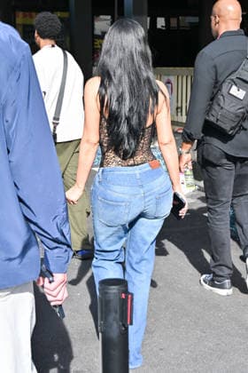 IPA85399812 - Monte Carlo, Formula 1 Monaco Grand Prix - Celebrities attend Saturday practice - Kim Kardashian and KhloÃ Kardashian Pictured: Kim Kardashian and KhloÃ Kardashian  Copyright: xManuelexMangiarottix xManuelexMangiarottix 85399812