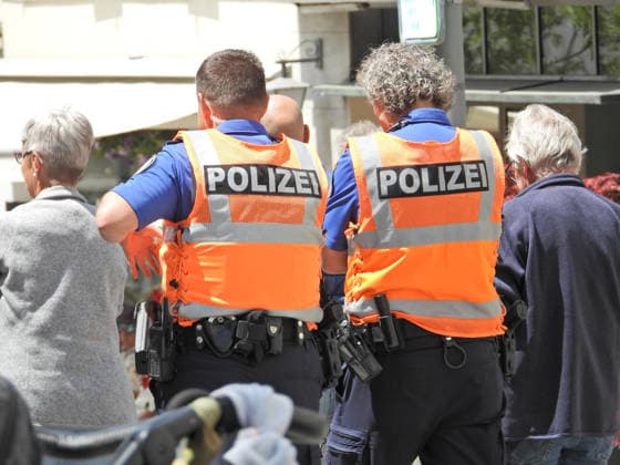 06.06.2026 Schweiz Sursee Schweizerisches Trachtenchorfest. Polizei auf Streife. *** 06 06 2026 Switzerland Sursee Swiss traditional choir festival Police on patrol 