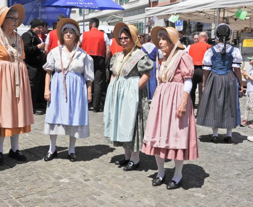 06.06.2026 Schweiz Sursee Schweizerisches Trachtenchorfest. Seniorentrachtengruppe Kanton Wallis. *** 06 06 2026 Switzerland Sursee Swiss traditional costume choir festival Senior costume group Canton Valais 
