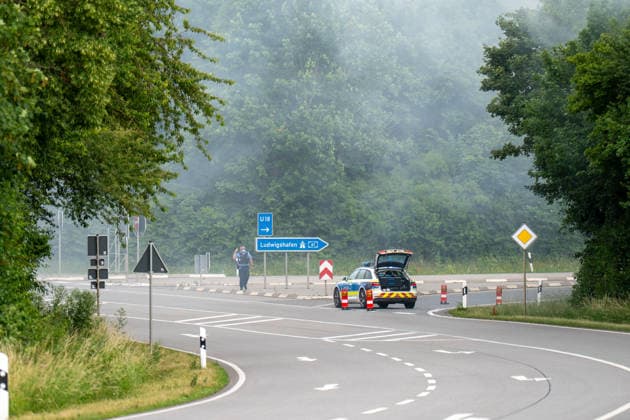 Brand auf Wertstoffhof in Gundersheim - starke Rauchentwicklung - Bevölkerungswarnung Am 06.06.2026 gegen 17:00 Uhr ist auf dem Gelände eines Wertstoffhofs der Firma Remondis in Gundersheim ein Feuer ausgebrochen. Die Feuerwehr ist mit rund 50 Kräften im Einsatz, es kommt zu starker Rauchentwicklung. Über die App Katwarn wurde eine Warnung herausgegeben. Eine hohe Rauchsäule ist zu sehen, die Löscharbeiten laufen. Gundersheim Rheinland-Pfalz Deutschland *** Fire at recycling center in Gundersheim heavy smoke development Population warning On 06 06 2026 at around 17