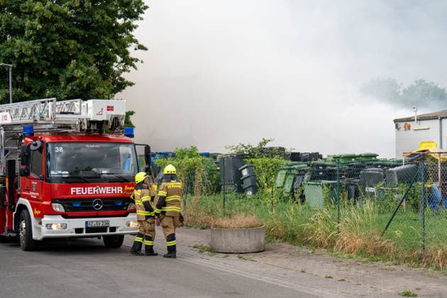 Brand auf Wertstoffhof in Gundersheim - starke Rauchentwicklung - Bevölkerungswarnung Am 06.06.2026 gegen 17:00 Uhr ist auf dem Gelände eines Wertstoffhofs der Firma Remondis in Gundersheim ein Feuer ausgebrochen. Die Feuerwehr ist mit rund 50 Kräften im Einsatz, es kommt zu starker Rauchentwicklung. Über die App Katwarn wurde eine Warnung herausgegeben. Eine hohe Rauchsäule ist zu sehen, die Löscharbeiten laufen. Gundersheim Rheinland-Pfalz Deutschland *** Fire at recycling center in Gundersheim heavy smoke development Population warning On 06 06 2026 at around 17