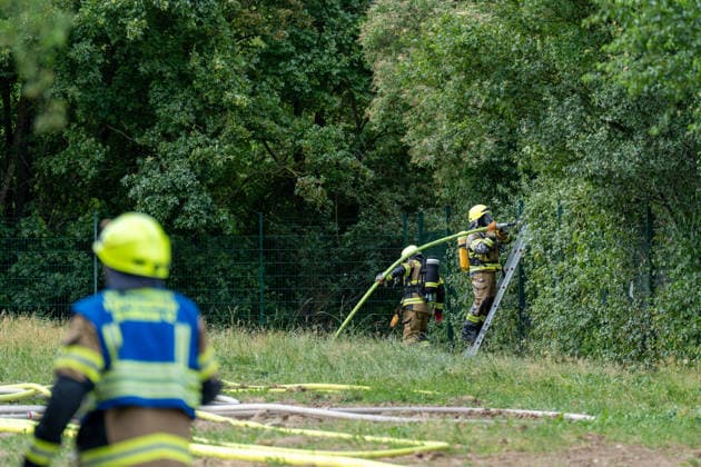 Brand auf Wertstoffhof in Gundersheim - starke Rauchentwicklung - Bevölkerungswarnung Am 06.06.2026 gegen 17:00 Uhr ist auf dem Gelände eines Wertstoffhofs der Firma Remondis in Gundersheim ein Feuer ausgebrochen. Die Feuerwehr ist mit rund 50 Kräften im Einsatz, es kommt zu starker Rauchentwicklung. Über die App Katwarn wurde eine Warnung herausgegeben. Eine hohe Rauchsäule ist zu sehen, die Löscharbeiten laufen. Gundersheim Rheinland-Pfalz Deutschland *** Fire at recycling center in Gundersheim heavy smoke development Population warning On 06 06 2026 at around 17