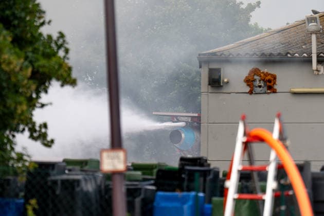 Brand auf Wertstoffhof in Gundersheim - starke Rauchentwicklung - Bevölkerungswarnung Am 06.06.2026 gegen 17:00 Uhr ist auf dem Gelände eines Wertstoffhofs der Firma Remondis in Gundersheim ein Feuer ausgebrochen. Die Feuerwehr ist mit rund 50 Kräften im Einsatz, es kommt zu starker Rauchentwicklung. Über die App Katwarn wurde eine Warnung herausgegeben. Eine hohe Rauchsäule ist zu sehen, die Löscharbeiten laufen. Gundersheim Rheinland-Pfalz Deutschland *** Fire at recycling center in Gundersheim heavy smoke development Population warning On 06 06 2026 at around 17