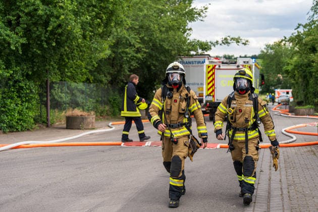 Brand auf Wertstoffhof in Gundersheim - starke Rauchentwicklung - Bevölkerungswarnung Am 06.06.2026 gegen 17:00 Uhr ist auf dem Gelände eines Wertstoffhofs der Firma Remondis in Gundersheim ein Feuer ausgebrochen. Die Feuerwehr ist mit rund 50 Kräften im Einsatz, es kommt zu starker Rauchentwicklung. Über die App Katwarn wurde eine Warnung herausgegeben. Eine hohe Rauchsäule ist zu sehen, die Löscharbeiten laufen. Gundersheim Rheinland-Pfalz Deutschland *** Fire at recycling center in Gundersheim heavy smoke development Population warning On 06 06 2026 at around 17