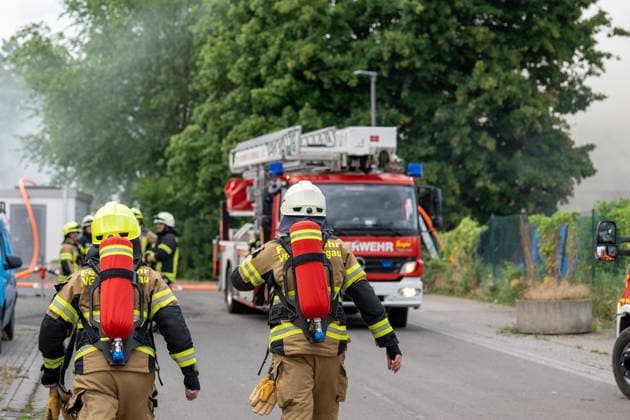 Brand auf Wertstoffhof in Gundersheim - starke Rauchentwicklung - Bevölkerungswarnung Am 06.06.2026 gegen 17:00 Uhr ist auf dem Gelände eines Wertstoffhofs der Firma Remondis in Gundersheim ein Feuer ausgebrochen. Die Feuerwehr ist mit rund 50 Kräften im Einsatz, es kommt zu starker Rauchentwicklung. Über die App Katwarn wurde eine Warnung herausgegeben. Eine hohe Rauchsäule ist zu sehen, die Löscharbeiten laufen. Gundersheim Rheinland-Pfalz Deutschland *** Fire at recycling center in Gundersheim heavy smoke development Population warning On 06 06 2026 at around 17