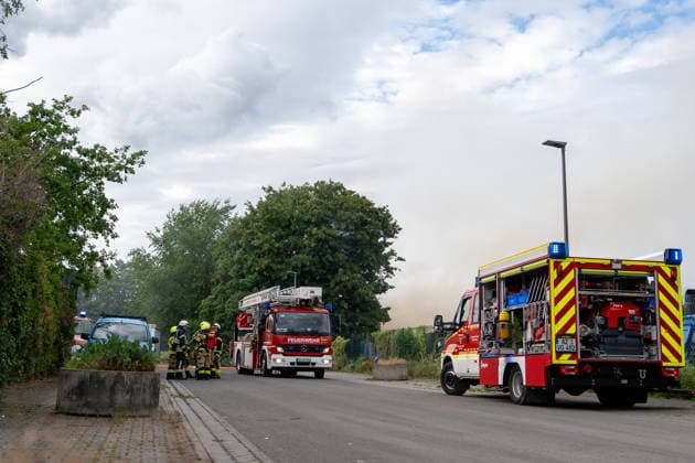 Brand auf Wertstoffhof in Gundersheim - starke Rauchentwicklung - Bevölkerungswarnung Am 06.06.2026 gegen 17:00 Uhr ist auf dem Gelände eines Wertstoffhofs der Firma Remondis in Gundersheim ein Feuer ausgebrochen. Die Feuerwehr ist mit rund 50 Kräften im Einsatz, es kommt zu starker Rauchentwicklung. Über die App Katwarn wurde eine Warnung herausgegeben. Eine hohe Rauchsäule ist zu sehen, die Löscharbeiten laufen. Gundersheim Rheinland-Pfalz Deutschland *** Fire at recycling center in Gundersheim heavy smoke development Population warning On 06 06 2026 at around 17
