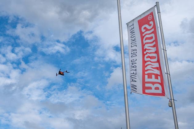 Brand auf Wertstoffhof in Gundersheim - starke Rauchentwicklung - Bevölkerungswarnung Am 06.06.2026 gegen 17:00 Uhr ist auf dem Gelände eines Wertstoffhofs der Firma Remondis in Gundersheim ein Feuer ausgebrochen. Die Feuerwehr ist mit rund 50 Kräften im Einsatz, es kommt zu starker Rauchentwicklung. Über die App Katwarn wurde eine Warnung herausgegeben. Eine hohe Rauchsäule ist zu sehen, die Löscharbeiten laufen. Gundersheim Rheinland-Pfalz Deutschland *** Fire at recycling center in Gundersheim heavy smoke development Population warning On 06 06 2026 at around 17