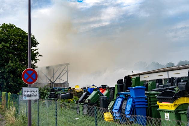 Brand auf Wertstoffhof in Gundersheim - starke Rauchentwicklung - Bevölkerungswarnung Am 06.06.2026 gegen 17:00 Uhr ist auf dem Gelände eines Wertstoffhofs der Firma Remondis in Gundersheim ein Feuer ausgebrochen. Die Feuerwehr ist mit rund 50 Kräften im Einsatz, es kommt zu starker Rauchentwicklung. Über die App Katwarn wurde eine Warnung herausgegeben. Eine hohe Rauchsäule ist zu sehen, die Löscharbeiten laufen. Gundersheim Rheinland-Pfalz Deutschland *** Fire at recycling center in Gundersheim heavy smoke development Population warning On 06 06 2026 at around 17