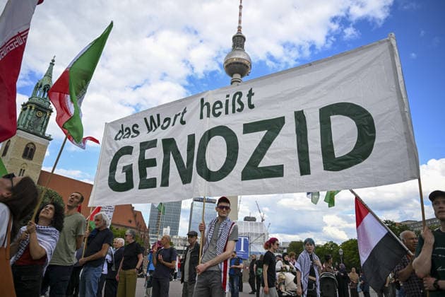 Demonstration in support of Palestine in Berlin BERLIN, GERMANY - JUNE 06: People gather at Neptunbrunnen Square to show solidarity with Palestine and protest against Israel, marching to Potsdamer Platz in Berlin, Germany on June 06, 2026. Halil Sagirkaya Anadolu Berlin Germany. Editorial use only. Please get in touch for any other usage.  Copyright: x2026xAnadoluxHalilxSagirkayax