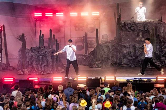 Konzert mit Deine Freunde und ihrer Tour Kindsköpfe im Park ** NUR FÜR REDAKTIONELLE ZWECKE ** EDITORIAL USE ONLY **<p>Die Band Deine Freunde spielt am 6.6.2026 im Amphitheater Gelsenkirchen. Deine Freunde ist eine deutsche Musikgruppe, die Musik für Kinder und Familien spielt. Markus Pauli (Produzent, DJ), Florian Sump (Rapper), Lukas Nimscheck (Sänger) Foto : Arnulf Stoffel Funke Foto Services < p> Buntes Deutschland NRW Gelsenkirchen Copyright: ArnulfxStoffel *** Concert with Deine Freunde and their tour Kindsköpfe im Park FOR EDITORIAL PURPOSES ONLY EDITORIAL USE ONLY p The band Deine Freunde plays on 6 6 2026 at Amphitheater Gelsenkirchen Deine Freunde is a German music group that plays music for children and famil Copyright: ArnulfxStoffel doc8669qvr8eqd1f4y9aa5g ,EDITORIAL USE ONLY