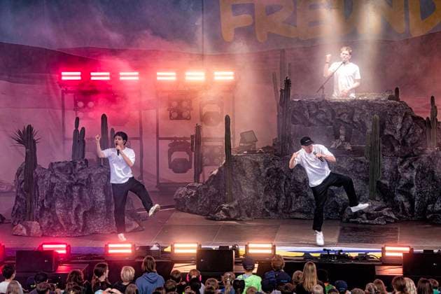 Konzert mit Deine Freunde und ihrer Tour Kindsköpfe im Park ** NUR FÜR REDAKTIONELLE ZWECKE ** EDITORIAL USE ONLY **<p>Die Band Deine Freunde spielt am 6.6.2026 im Amphitheater Gelsenkirchen. Deine Freunde ist eine deutsche Musikgruppe, die Musik für Kinder und Familien spielt. Markus Pauli (Produzent, DJ), Florian Sump (Rapper), Lukas Nimscheck (Sänger) Foto : Arnulf Stoffel Funke Foto Services < p> Buntes Deutschland NRW Gelsenkirchen Copyright: ArnulfxStoffel *** Concert with Deine Freunde and their tour Kindsköpfe im Park FOR EDITORIAL PURPOSES ONLY EDITORIAL USE ONLY p The band Deine Freunde plays on 6 6 2026 at Amphitheater Gelsenkirchen Deine Freunde is a German music group that plays music for children and famil Copyright: ArnulfxStoffel doc8669qvzdwkwdw93wvc7 ,EDITORIAL USE ONLY