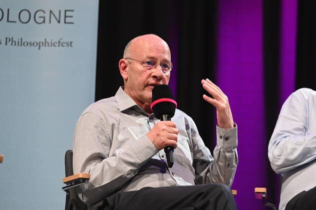 Dolmetscher Norbert Heikamp auf der Bühne der Phil.Cologne, ein internationales Fest für Philosophie *** Interpreter Norbert Heikamp on stage at Phil Cologne, an international festival of philosophy