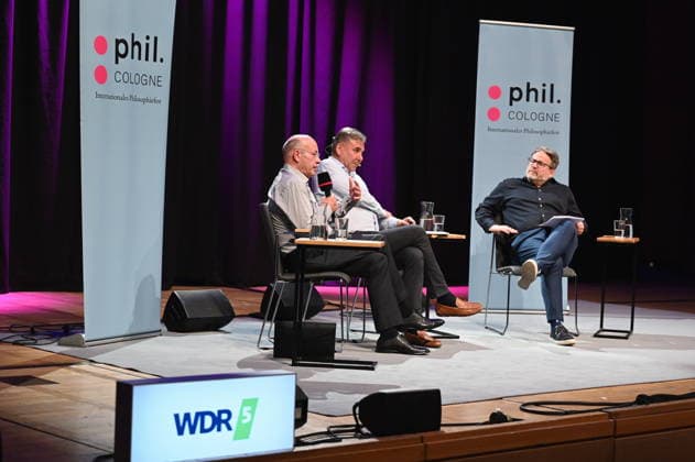 Dolmetscher Norbert Heikamp, l-r, der bulgarische Politologe und Politikberater Ivan Krastev und Schriftsteller und Philosoph Wolfram Eilenberger auf der Bühne der Phil.Cologne, ein internationales Fest für Philosophie *** Interpreter Norbert Heikamp, l r, Bulgarian political scientist and political consultant Ivan Krastev and writer and philosopher Wolfram Eilenberger on stage at Phil Cologne, an international festival of philosophy