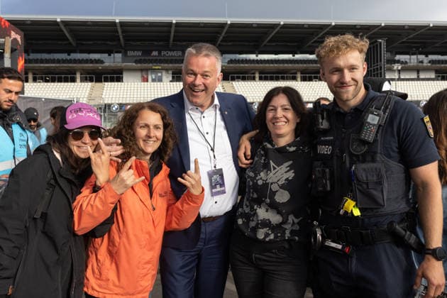 Rock am Ring 2026 - 06.06.26 RLP Ministerpräsident Gordon SCHNIEDER (CDU) besucht das Festivalgelände. Familienfoto - Zweiter Festivaltag am Samstag, 06.06.2026, bei Rock am Ring 2026 am Nürburgring in der Eifel. Das dreitägige Musikfestival findet vom 5. bis 7. Juni 2026 statt und gehört zu den größten Open-Air-Festivals Deutschlands. Nürburg Nürburgring Rheinland-Pfalz Deutschland *** Rock am Ring 2026 06 06 26 RLP Minister President Gordon SCHNIEDER CDU visits the festival site Family photo Second festival day on Saturday, 06 06 2026, at Rock am Ring 2026 at the Nürburgring in the Eifel The three-day music festival will take place from June 5 to 7, 2026 and is one of the largest open-air festivals in Germany Nürburg Nürburgring Copyright: xMarcxJohnx