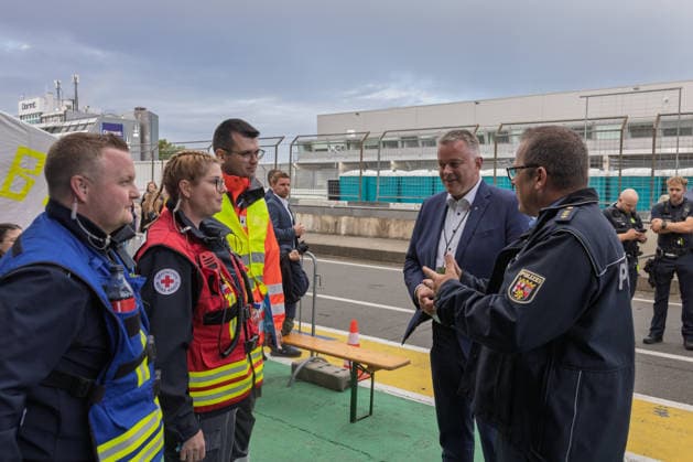 Rock am Ring 2026 - 06.06.26 RLP Ministerpräsident Gordon SCHNIEDER (CDU) besucht das Festivalgelände. Spontaner Besuch beim DRK, Feuerwehr und THW - Zweiter Festivaltag am Samstag, 06.06.2026, bei Rock am Ring 2026 am Nürburgring in der Eifel. Das dreitägige Musikfestival findet vom 5. bis 7. Juni 2026 statt und gehört zu den größten Open-Air-Festivals Deutschlands. Nürburg Nürburgring Rheinland-Pfalz Deutschland *** Rock am Ring 2026 06 06 26 RLP Minister President Gordon SCHNIEDER CDU visits the festival site Spontaneous visit to the DRK, fire department and THW Second festival day on Saturday, 06 06 2026, at Rock am Ring 2026 at the Nürburgring in the Eifel The three-day music festival will take place from June 5 to 7, 2026 an Copyright: xMarcxJohnx