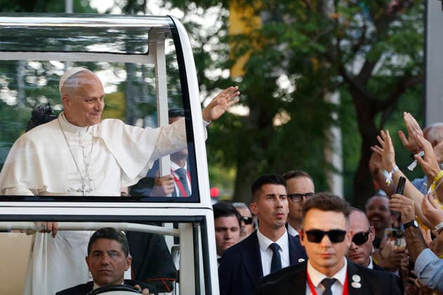 Pope Leo XIV greets the faithful on board of the popemobile on his way to Plaza de Lima to preside over a Prayer Vigil with young people, in Madrid, Spain, 06 June 2026. Pope Leo XIV is undertaking an official six-day visit to Spain from 06 to 12 June 2026, which will include Madrid, Barcelona, and the Canary Islands. Pope Leo XIV visits Spain !ACHTUNG: NUR REDAKTIONELLE NUTZUNG!  Copyright: xJ.J.xGuillénx GRAF2587 20260606-55020521502_1