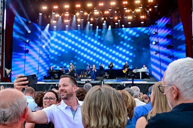 A couple takes a selfie during the show, 06 06 2026, Oberschleißheim Germany , Roland Kaiser Sommer Open Air 2026 xslx