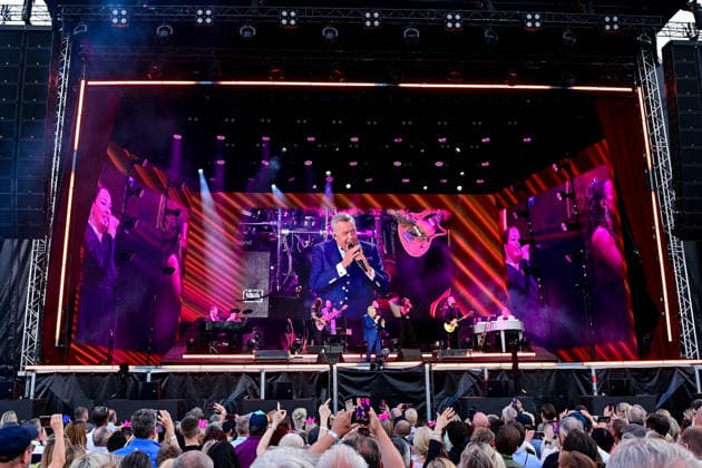 The fans cheer the singing Roland Kaiser and film the show with their cell phones, 06 06 2026, Oberschleissheim Germany , Roland Kaiser Sommer Open Air 2026 xslx