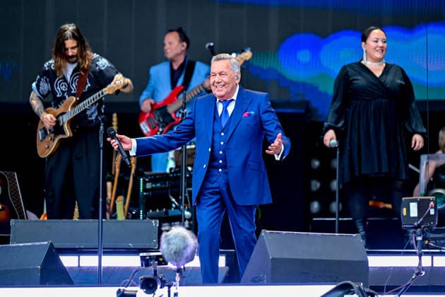 Roland Kaiser takes a bow after his opening song, thanks the audience and then gives a short welcome speech, 06 06 2026, Oberschleißheim Germany , Roland Kaiser Sommer Open Air 2026 xslx