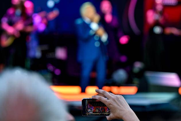 a fan films the show with his cell phone, 06 06 2026, Oberschleißheim Germany , Roland Kaiser Sommer Open Air 2026 xslx