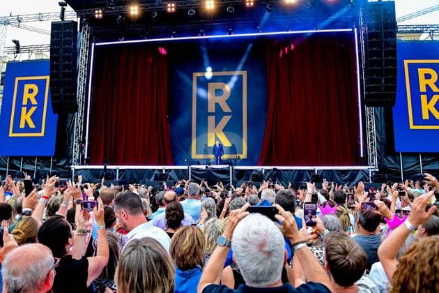 The stage opens and Roland Kaiser enters the stage in front of the cheering fans, 06 06 2026, Oberschleißheim Germany , Roland Kaiser Sommer Open Air 2026 xslx