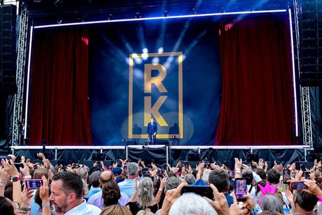 The stage opens and Roland Kaiser enters the stage in front of the cheering fans, 06 06 2026, Oberschleißheim Germany , Roland Kaiser Sommer Open Air 2026 xslx
