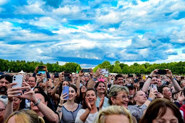 Fans, spectators pull out their cell phones, film and applaud, 06 06 2026, Oberschleißheim Germany , Roland Kaiser Sommer Open Air 2026 xslx